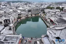 安徽黟县：雪落宏村 水墨徽州图片