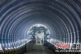 武汉地铁建设者假日坚守岗位 多个作业面加紧施工图片
