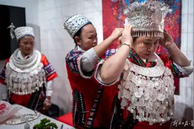 这群苗族阿姨在上海打工，闲暇她们吟唱的苗歌在这座城市里生根发芽图片