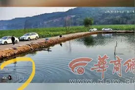 女儿鱼塘边玩耍落水母亲营救也遇险 铜川公交司机果断跳水救人图片