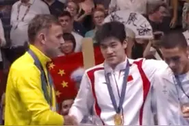 查尔莫斯称比赛时只能看到潘展乐的脚，“我以为是最后一名，结果拿了银牌”图片