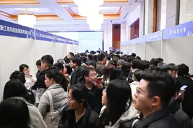 潮声丨从跨省招聘到高薪留人，用工市场有什么信号？图片