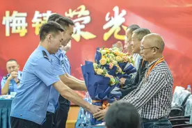 藏蓝诉忠诚 不悔铸荣光图片