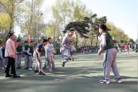 除上厕所不能随意活动？部分中小学生课间10分钟被约束现象调查图片