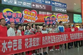 三位“川妹子”奥运冠军戴着金牌回家啦：“很骄傲能让五星红旗在巴黎升起”丨封面深镜图片