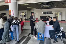 武汉一高职办“专升本”咨询会，近两千学生赶场图片