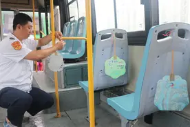 酷暑来袭，青岛公交车备非遗漆扇给乘客送清凉图片