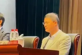 罗翔辟谣“一夜白头”：现场灯光打在头上显白，还有人故意用变老软件图片