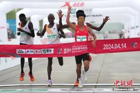 2024北京半马完赛 中国选手包揽男女组冠军图片