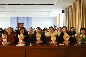 垦利经济开发区、兴隆街道开展献鲜花送祝福活动图片