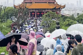 雨中，万朵伞花映衬黄鹤楼，呈现别样景象图片