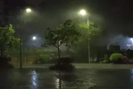 广州电闪雷鸣，暴雨橙色预警正生效！天河出现12级阵风图片