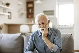 男子夜间口吐鲜血不止，一通检查发现竟是牙周炎！专家：老年人群很常见图片