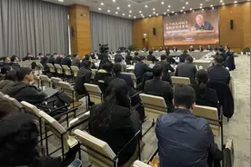 这场座谈会上黄旭华女儿哽咽：鲜花会败，心意我们替父亲领着图片
