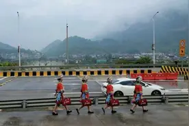 美！高速路服务区工作人员穿民族服饰上岗图片