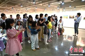 在韩中小学生参观首尔中国文化中心“内蒙古印象”展图片
