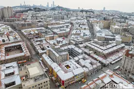 一场春雪，青岛老城区披上浪漫白纱图片