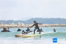 在万宁日月湾，他用冲浪重启人生图片