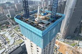 突破200米 “第四代”空中造楼机百米高空如履平地图片
