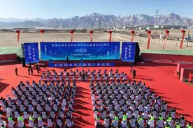 全国最大“沙戈荒”新能源外送基地电源项目开工图片