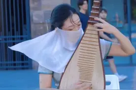 00后女生法国街头弹琵琶，勾起盲人老爷爷的中国记忆图片