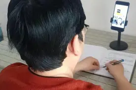 “零元剪辑课”，莫让“全额退款”忽悠老年人 | 新京报快评图片