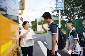 开学首日|青岛温馨校车温暖服务护航13万学子上学路图片