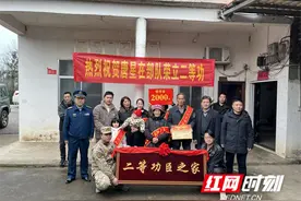 东安县端桥铺镇：让尊崇更有仪式感 军地联合送喜报图片