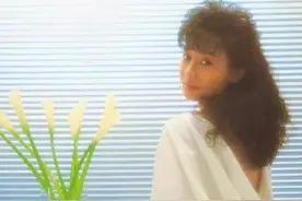 【每日听首粤语歌】邝美云“欢欣交织了愁与困，不可能但发生”此曲高居当年流行榜图片