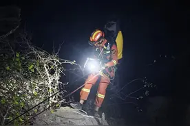 男子徒步虎跳峡跌落悬崖！深夜惊险救援图片