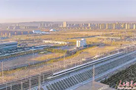 一列复兴号动车组列车安全行驶在集大原高铁乌兰察布境内图片