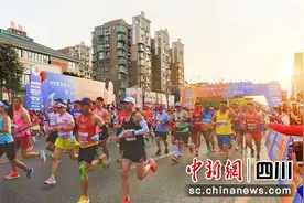 万人竞逐！2024“太白杯”江油马拉松燃情开跑图片