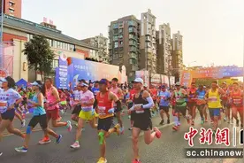 万人竞逐！2024“太白杯”江油马拉松燃情开跑图片