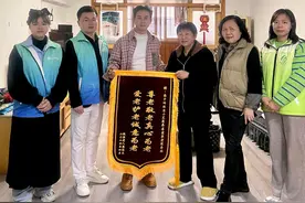 人间四月天，小艾用爱心与智慧照亮困难老人生活图片