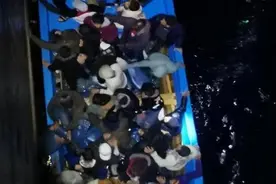 连线海上协助救下36人的中国船长：深夜浪大，救援不分国籍图片