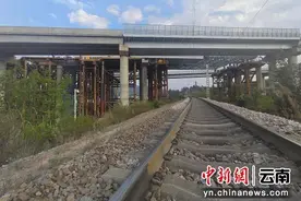 云南大南高速公路建设：重916吨钢箱梁顶推28米成功跨越广大铁路图片