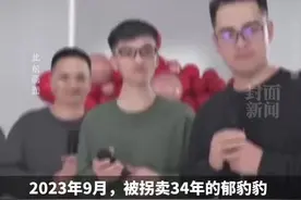 一年前寻亲走红外卖小哥郁豹豹，因直播带货分成矛盾与家人决裂，被父亲“拉黑” ，认为母亲偏心弟弟图片