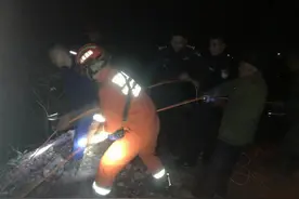 天黑路陡八旬老人不慎坠落山崖，湖南警民联手荆刺丛中紧急施援手图片