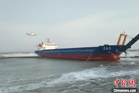 一艘外轮在山东蓬莱海域搁浅，13名遇险人员获救图片