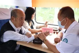 列车上问诊 6063次公益慢火车变身“流动诊疗室”图片