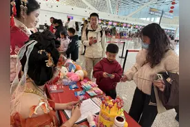 穿汉服 投壶拓年画 郑州机场T2航站楼欢声笑语迎春节图片