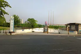 烟台民意通·回音壁丨滨海广场地下停车场东侧出入口挡板拆了图片