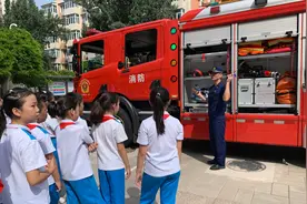 中古友谊小学开学第一课，消防员开来了消防车图片