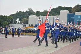 2025年第一天，福州五一广场国旗与晨光齐升图片