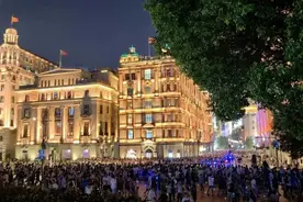 上海外滩有多火？有人半夜12点错峰看夜景！日均40万人次，“拍到四件套才算没白来”→图片