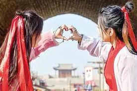 握在手里的家乡美景图片