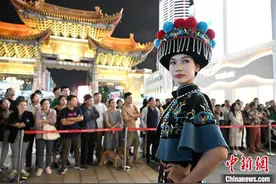 云南昆明上演楚雄彝绣服饰快闪秀图片