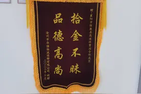 高速上散落5麻袋货，这个收费站帮司机“捡”回2万元图片