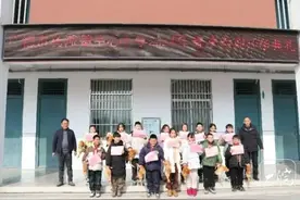 安徽一学校给优秀学生发活鸡一只！家长留言：全家高兴图片