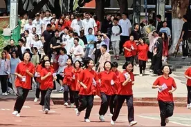 可敬的张桂梅，其实也有可亲可爱的一面图片
